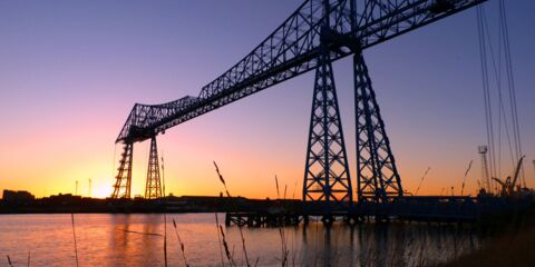 Zonsondergang met een takelbrug