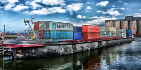 Rotterdam haven met beladenschip